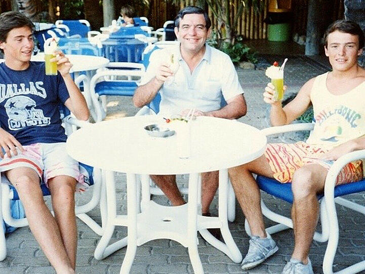 Ein junger Hugh Jackman (l.) mit Vater und Bruder