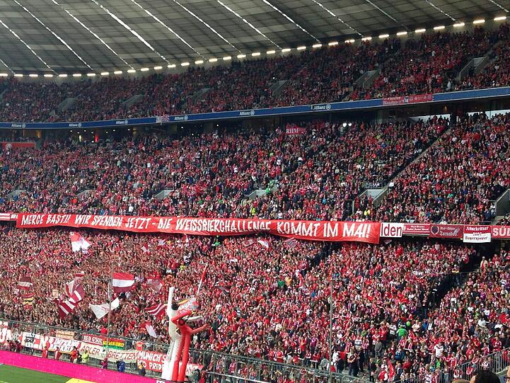 Südkurve sammelt Spenden nach der Nominierung von Schweinsteiger zur Ice-Bucket Challenge Südkurve sammelt Spenden nach der Nominierung von Schweinsteiger zur Ice-Bucket Challenge