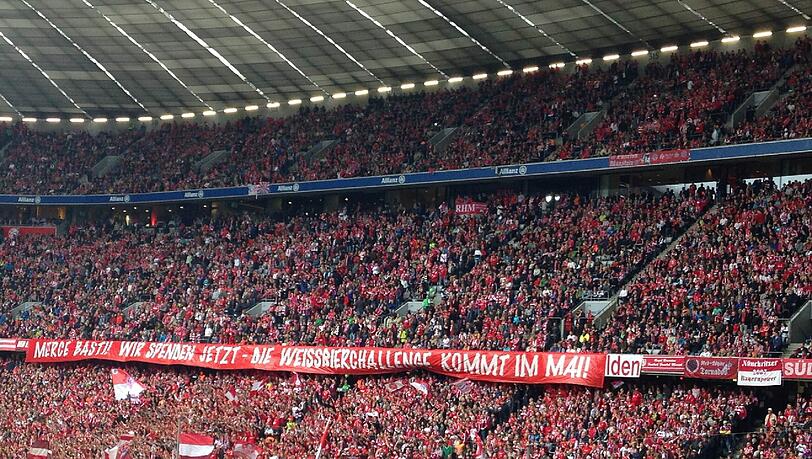 Südkurve sammelt Spenden nach der Nominierung von Schweinsteiger zur Ice-Bucket Challenge Südkurve sammelt Spenden nach der Nominierung von Schweinsteiger zur Ice-Bucket Challenge