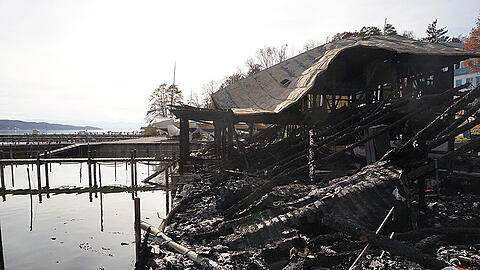 Das ist alles, was übrig ist: Die Holzkonstruktion ist komplett verkohlt, das Blechdach komplett zusammengesunken.