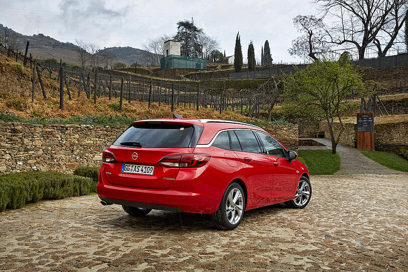Schicker Abgang: Maximale Ladekapazität war nicht das Ziel der Designer, dafür wirkt der Sports Tourer mit seinem leicht schrägen Heck recht dynamisch.