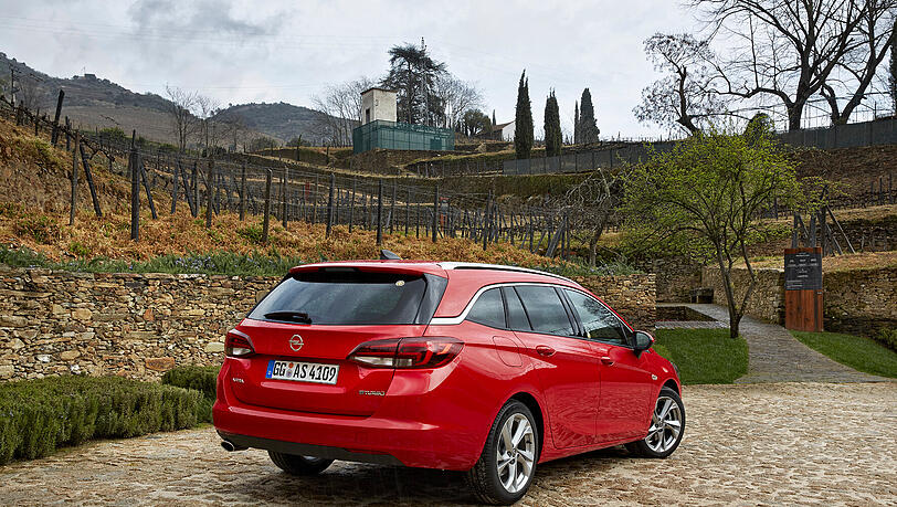 Schicker Abgang: Maximale Ladekapazität war nicht das Ziel der Designer, dafür wirkt der Sports Tourer mit seinem leicht schrägen Heck recht dynamisch. Schicker Abgang: Maximale Ladekapazität war nicht das Ziel der Designer, dafür wirkt der Sports Tourer mit seinem leicht schrägen Heck recht dynamisch.