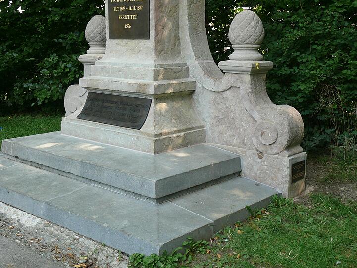 Das Denkmal erinnert an den Münchner Autor Franz von Kobell. Jetzt wurde es vom Freistaat saniert.