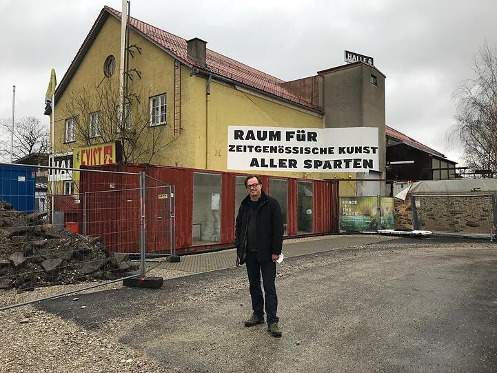 . . . vermietet. "Dabei wollen wir arbeiten wie hier nebenan in Halle 6", sagt Bildhauer Christian Schnurer, der sich für Künstler engagiert.