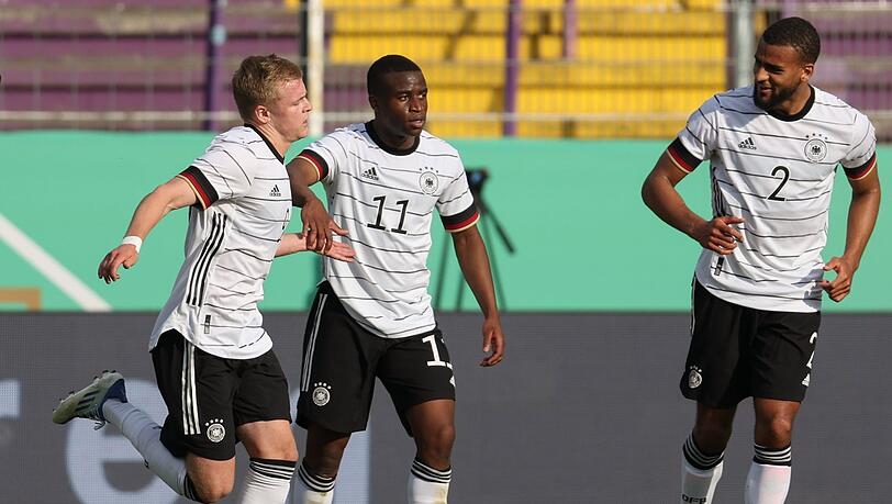 Torschütze Jonathan Burkardt (3.v.r) feiert einen Treffer mit Youssoufa Moukoko und Josha Vagnoman (r).