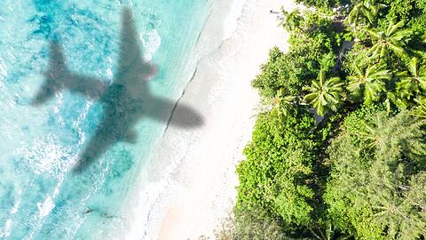 Herrlich: der Anflug auf die Seychellen. Um günstiger dorthin zu kommen, gibt es einfache Tricks.
