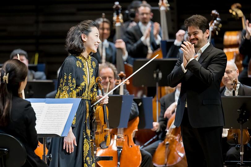 Die Geigerin Clara-Jumi Kang nach der Aufführung des Violinkonzerts von Felix Mendelssohn Bartholdy in der Isarphilharmonie. Als Zugabe spielte sie das Andante aus der zweite Bach-Sonate.
