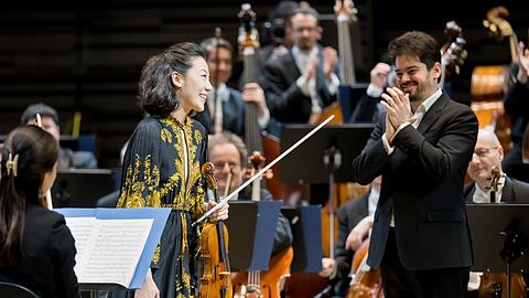 Die Geigerin Clara-Jumi Kang nach der Aufführung des Violinkonzerts von Felix Mendelssohn Bartholdy in der Isarphilharmonie. Als Zugabe spielte sie das Andante aus der zweite Bach-Sonate.