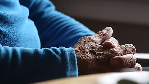 Gerade alte Menschen befassen sich mit dem Thema. (Symbolbild)