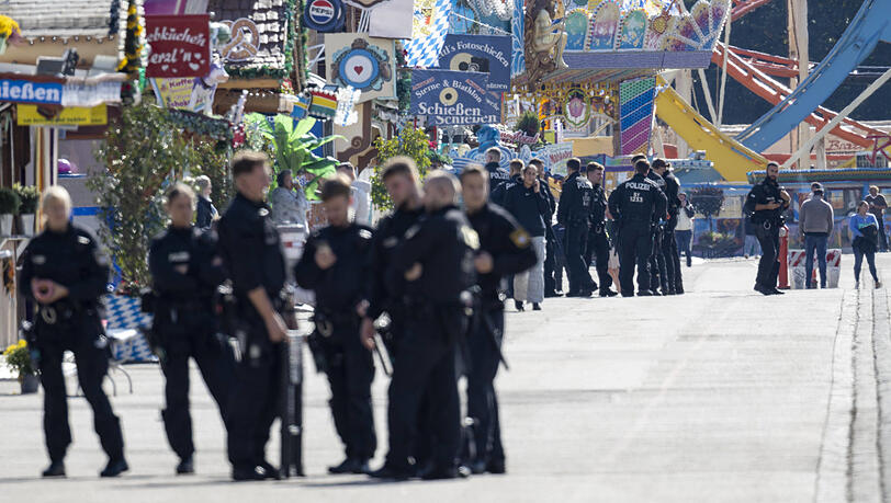 Wegen Bombenalarm gesperrt: Auf der Wiesn waren Polizisten statt G&auml;sten unterwegs.