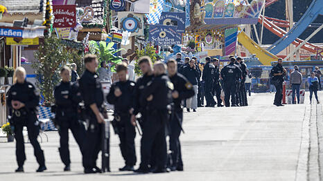 Wegen Bombenalarm gesperrt: Auf der Wiesn waren Polizisten statt G&auml;sten unterwegs.