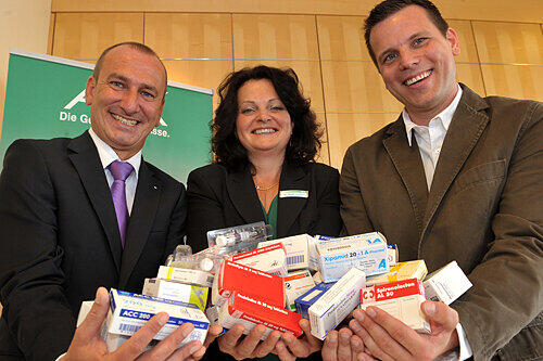 Pillen-Cocktail im Visier (v. l.): AOK-Direktor Norbert Kettlitz, Beratungs-Apothekerin Sonja Wunder, Apotheker Christian Führling.