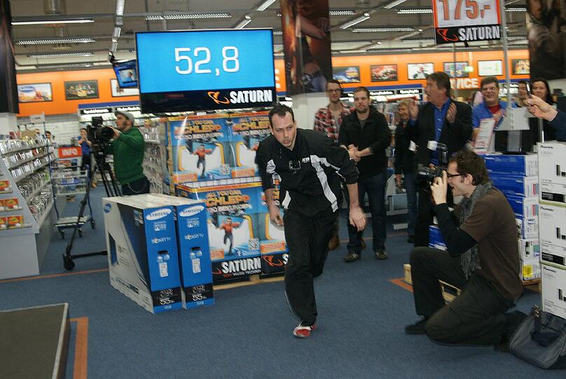 Sebastian gibt alles, um in 150 Sekunden möglichst viele technische Geräte zur Kasse zu schleppen. Die Bilder.