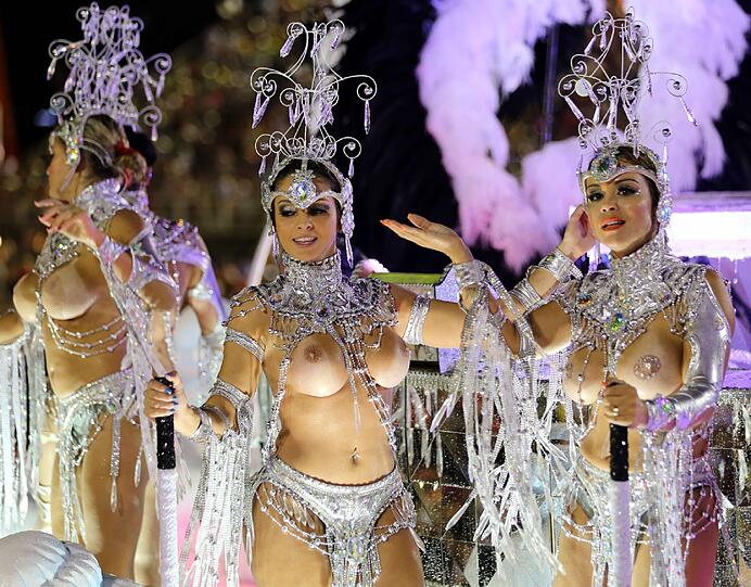 In Rio ging es in der Nacht zum Montag auf dem Straßenkarneval heiß her. Die brasilianischen Schönheiten zeigten zum Karneval-Höhepunkt viel nackte Haut und sexy Kurven.