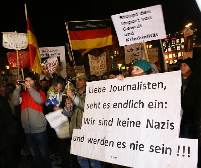 &bdquo;Wir sind keine Nazis und werden es nie sein&ldquo;: Die Botschaft dieses
Bagida-Demonstranten wird durch andere Teilnehmer widerlegt.
