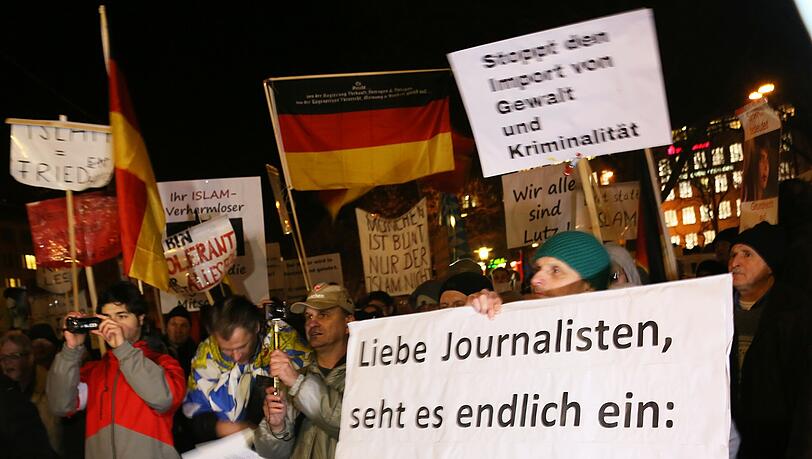 „Wir sind keine Nazis und werden es nie sein“: Die Botschaft dieses
Bagida-Demonstranten wird durch andere Teilnehmer widerlegt. „Wir sind keine Nazis und werden es nie sein“: Die Botschaft dieses
Bagida-Demonstranten wird durch andere Teilnehmer widerlegt.