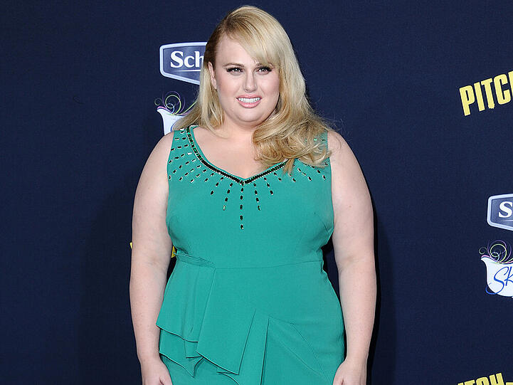Kurvig wie eh und je - auf dem roten Teppich zeigt Rebel Wilson, dass sie nichts vom Magerwahn in Hollywood hält