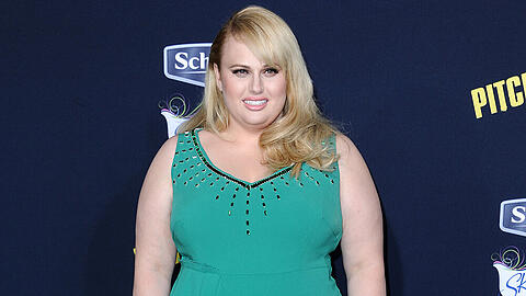 Kurvig wie eh und je - auf dem roten Teppich zeigt Rebel Wilson, dass sie nichts vom Magerwahn in Hollywood hält