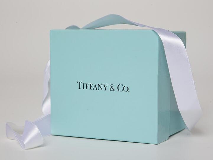 US-Juwelier Tiffany ist weltweit bekannt für seine türkisfarbenen Kartons und seine Rolle im Hollywoodfilm "Frühstück bei Tiffany's".