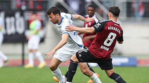Der Nürnberger Taylan Duman (r) kämpft mit Lukas Fröde von Hansa Rostock um den Ball.