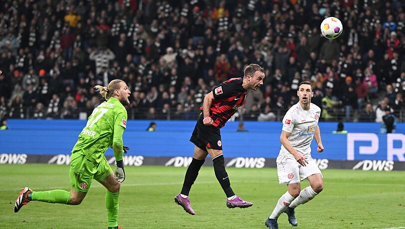 Mario Götze (M) köpfte die Eintracht gegen Mainz zum Sieg.