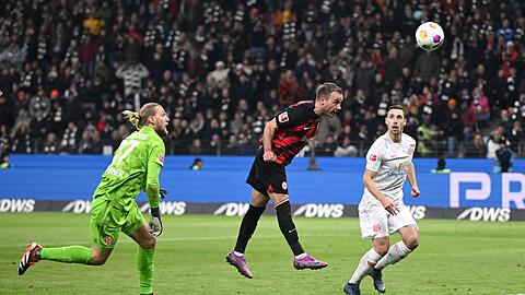 Mario Götze (M) köpfte die Eintracht gegen Mainz zum Sieg.