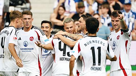 Florian Pick stochert den Ball ins Tor.