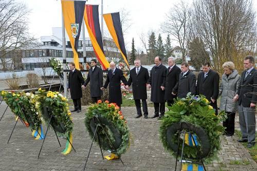 Vor dem Schauplatz des Amoklaufs, der Realschule in Winnenden, haben örtlliche Politiker Kränze aufgestellt. Anschließend fassten sie sich an den Händen.