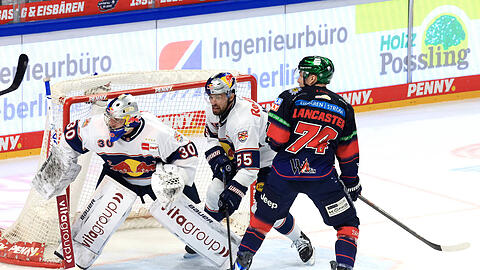 Keine Punkte zum Hauptrunden-Abschluss in Berlin: EHC-Goalie Antoine Bibeau und Verteidiger Fabio Wagner, daneben Eisb&auml;ren-Akteur Les Lancaster (v.l.).
