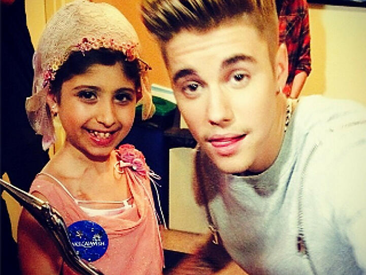 Justin Bieber posiert mit der krebskranken Grace