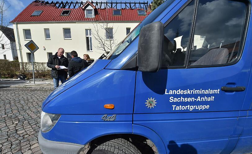 Ein Fahrzeug vom Landeskriminalamt (LKA) steht vor der zukünftigen Unterkunft für Asylbewerber in Tröglitz