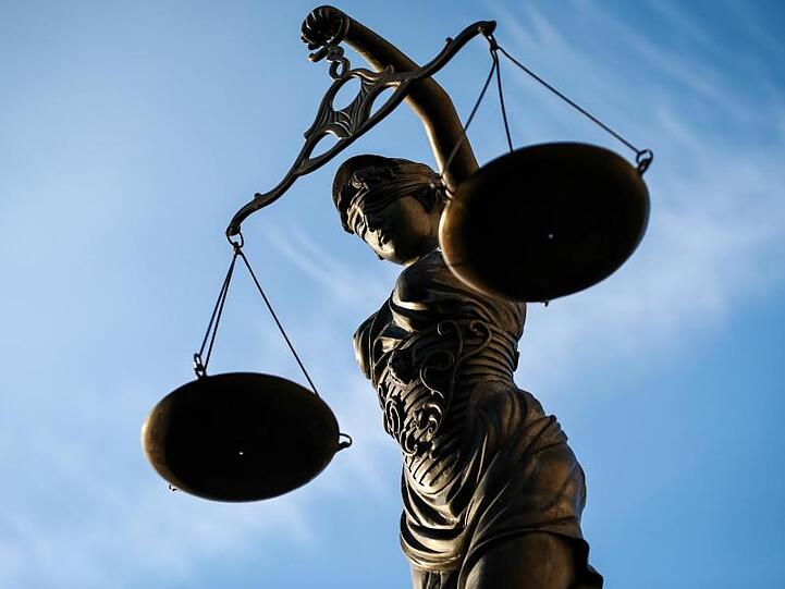 Eine Statue der Justitia hält eine Waage in ihrer Hand. Foto: David Ebener/dpa/Symbolbild
