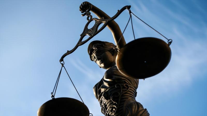 Eine Statue der Justitia hält eine Waage in ihrer Hand. Foto: David Ebener/dpa/Symbolbild Eine Statue der Justitia hält eine Waage in ihrer Hand. Foto: David Ebener/dpa/Symbolbild