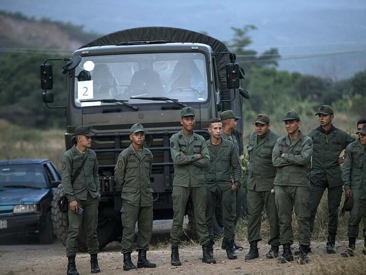 Soldaten stehen kurz vor der Tienditas-Brücke, die Venezuela mit Kolumbien verbindet.