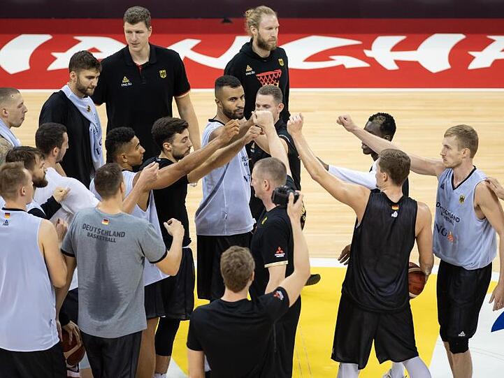 Die deutschen Basketballer wollen ihre Olympia-Chance wahren.