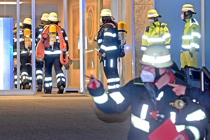 Im Einsatz waren neben zwei Löschzügen und Sonderfahrzeugen der Berufsfeuerwehr auch die Abteilung Oberföhring der Freiwilligen Feuerwehr.
