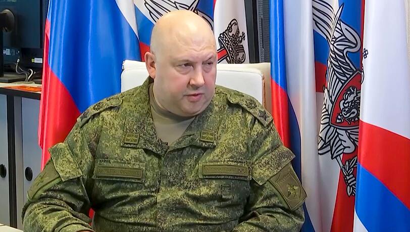 Britische Geheimdienste berichten, russische Generäle würden spezielle Einheiten gegen eigene Soldaten einsetzen - um diese an der Fahnenflucht zu hindern. (Im Bild: Sergej Surowikin, Kommandeur der Gemeinsamen Truppengruppe im militärischen Sondereinsatzgebiet) Britische Geheimdienste berichten, russische Generäle würden spezielle Einheiten gegen eigene Soldaten einsetzen - um diese an der Fahnenflucht zu hindern. (Im Bild: Sergej Surowikin, Kommandeur der Gemeinsamen Truppengruppe im militärischen Sondereinsatzgebiet)