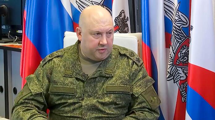 Britische Geheimdienste berichten, russische Generäle würden spezielle Einheiten gegen eigene Soldaten einsetzen - um diese an der Fahnenflucht zu hindern. (Im Bild: Sergej Surowikin, Kommandeur der Gemeinsamen Truppengruppe im militärischen Sondereinsatzgebiet)