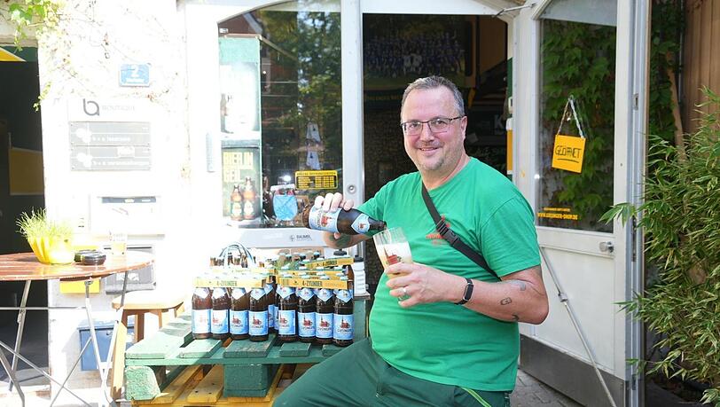 Brauerei-Chef Steffen Marx bei der Präsentation der Giesinger Freiheit am Dienstag im Hof seines Bräustüberls.