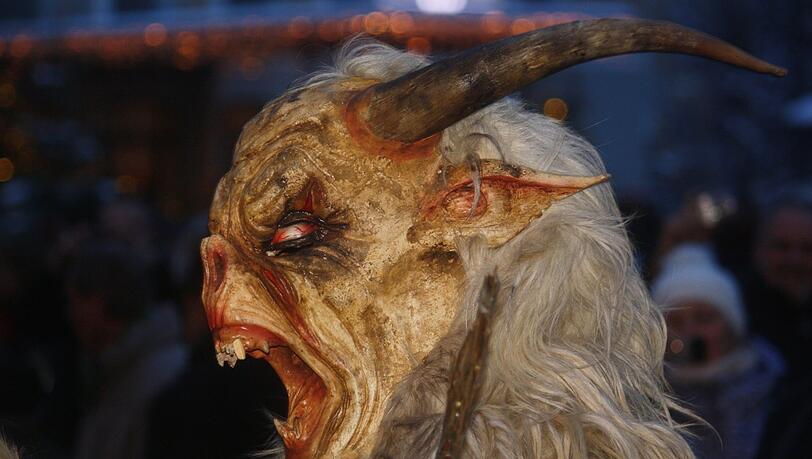 Hörner sind Teil der Masken bei Krampus- und Buttnmandlläufen. Manche sind echt, viele sind Replikate.