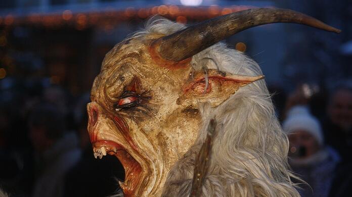 Hörner sind Teil der Masken bei Krampus- und Buttnmandlläufen. Manche sind echt, viele sind Replikate.