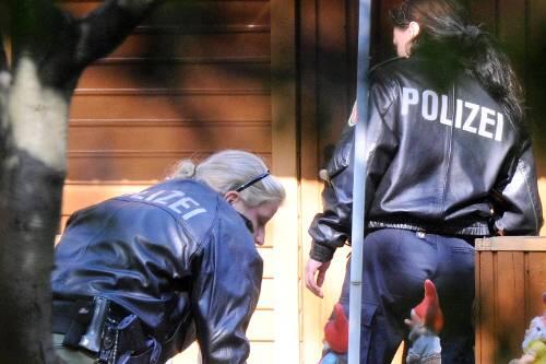 Polizisten sichern Spuren an der Kleingarten-Kolonie.