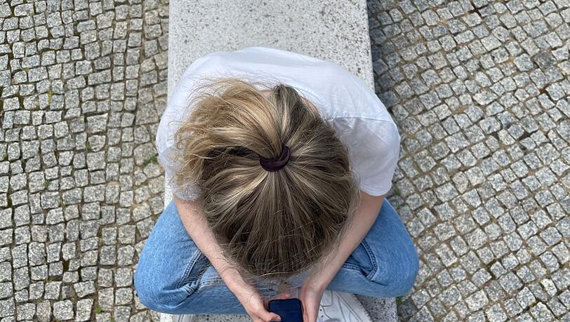 Die Deutschen verbringen sehr viel Zeit im Internet und lassen sich lieber berieseln als offline draußen oder mit Freunden aktiv zu sein. (Symbolbild)
