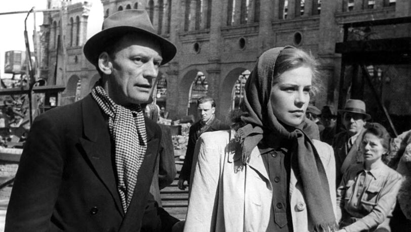 Regisseur Wolfgang Staudte und Hildegard Knef beim Dreh des Films &bdquo;Die M&ouml;rder sind unter uns&ldquo; im M&auml;rz 1946.