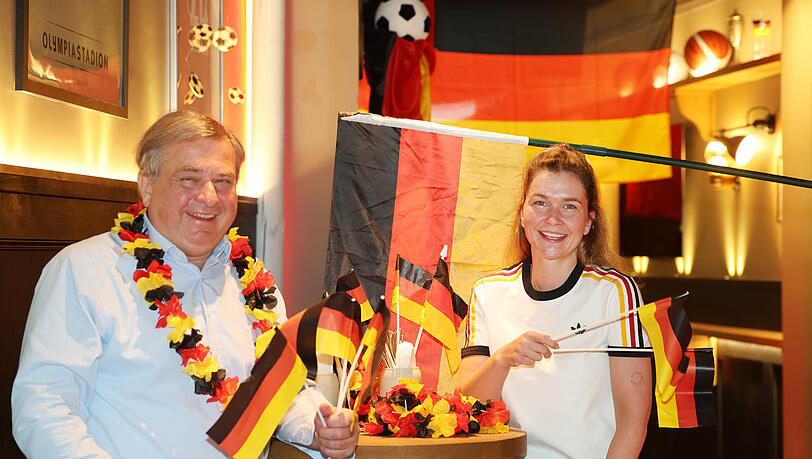 Wirt Lorenz Stiftl und Betriebsleiterin Ulrike "Uschi&ldquo; Franzkowiak freuen sich auf viele fu&szlig;ballbegeisterte G&auml;ste in den kommenden Wochen.
