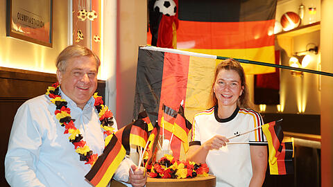 Wirt Lorenz Stiftl und Betriebsleiterin Ulrike "Uschi&ldquo; Franzkowiak freuen sich auf viele fu&szlig;ballbegeisterte G&auml;ste in den kommenden Wochen.