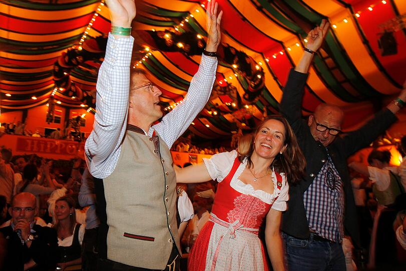 Da kann auch Eckhard Cordes, Vorstandsvorsitzender der Metro AG, nicht mehr einhalten. Er schwingt das Tanzbein gemeinsam mit Frau Kerstin.