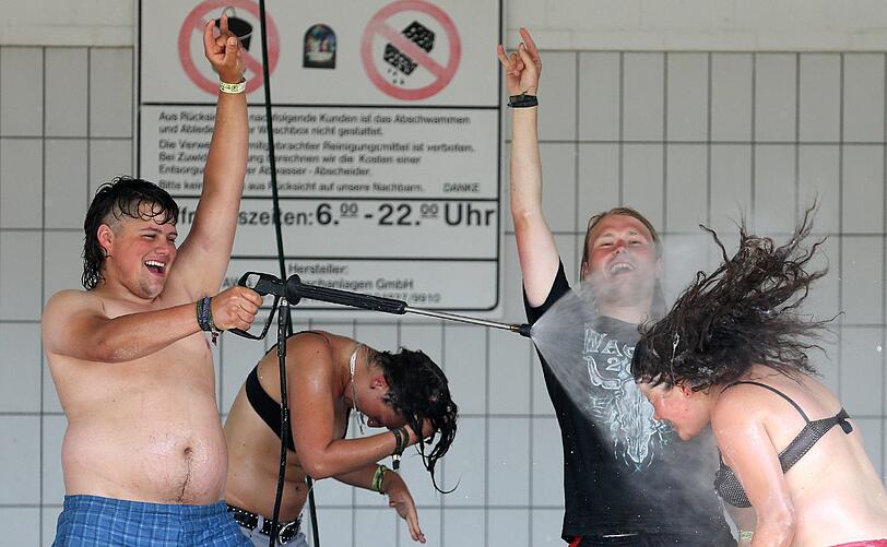 Brütende Hitze in Wacken. Die Metal-Fans strömen zu Tausenden ins örtliche Freibad.