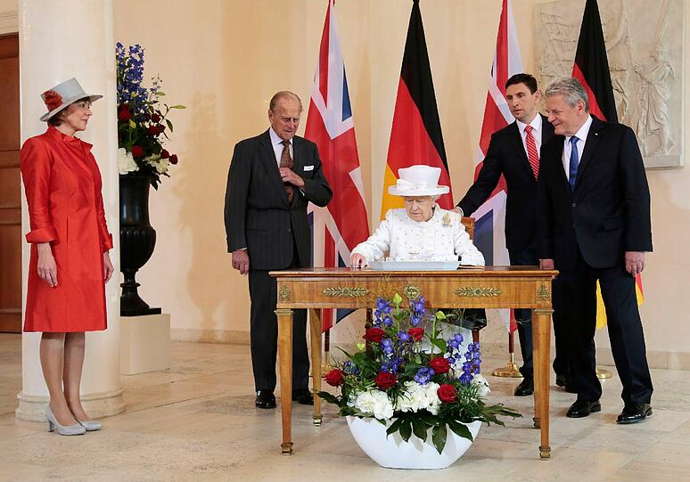 Die Queen begeistert bei ihrem Staatsbesuch in Berlin am Mittwoch die Massen. Die Bilder des Tages.
