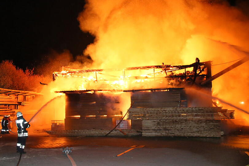 Die Halle, in der Holz und Maschinen gelagert waren, ist bei dem Feuer komplett zerstört worden.